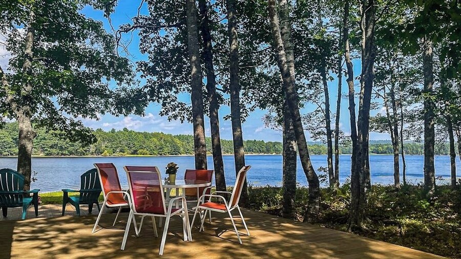 Cozy Lakefront Cabin With Amazing Views, Deck, Firepit, & Water Access