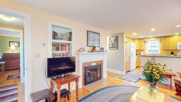 Cabin, Multiple Beds, Kitchen, Garden View (Montgomery Cottage) | Interior