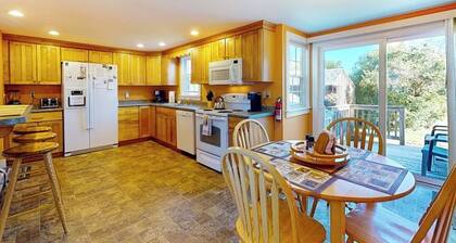 Comfortable Home Near the Beach - Dog-friendly - Full Kitchen & Washer/dryer