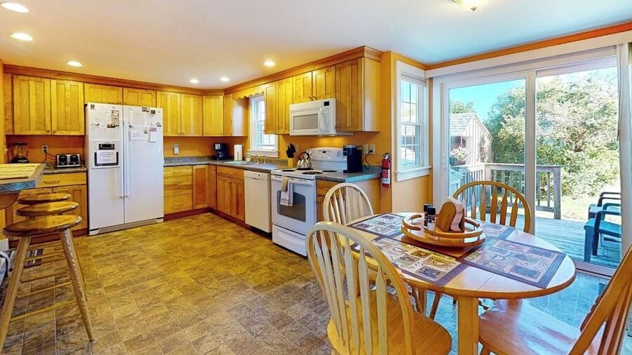 Comfortable Home Near the Beach - Dog-friendly - Full Kitchen & Washer/dryer