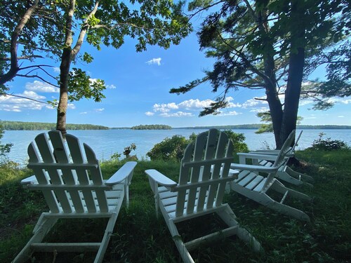 Sea Heather Cottage: Sunny Waterfront Escape for N