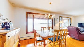 Casa, várias camas, lareira (Tideview) | 3 quartos, individualmente decorados, individualmente mobiliados