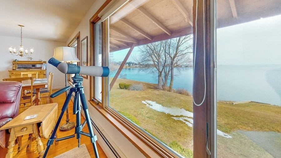 Waterfront Home With Beautiful bay Views - Near Shops & Dining