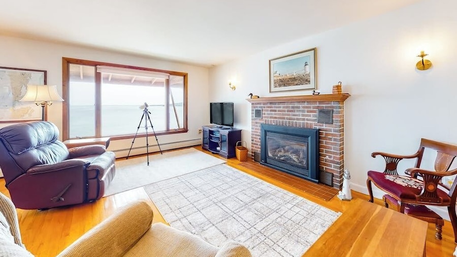 Waterfront Home With Beautiful bay Views - Near Shops & Dining