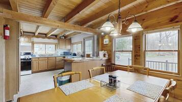 Cabaña, varias camas, cocina (Ridge View Cottage) | Restaurantes