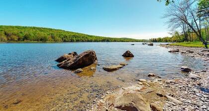 Wonderful Lakefront Gem W/ Free Wifi, Dock, Private Beach, Kayaks, Canoe & More