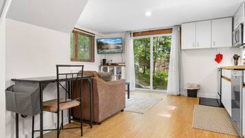 Cabin, 1 Queen Bed, Garden View (Ledgewood 11A) | Interior