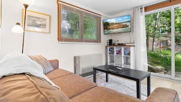 Kabin, 1 Tempat Tidur Queen, pemandangan kebun (Ledgewood 11A) | Area keluarga