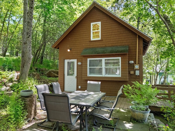 Outdoor dining - Two-level Unit w/ Patio, Deck, Firepit, Private Washer/ Dryer, and Free Wifi (Seal Harbor)
