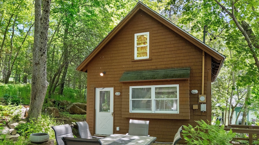 Two-level Unit w/ Patio, Deck, Firepit, Private Washer/ Dryer, and Free Wifi