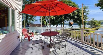 Charming Cape-style House With Panoramic River Views and Modern Amenities