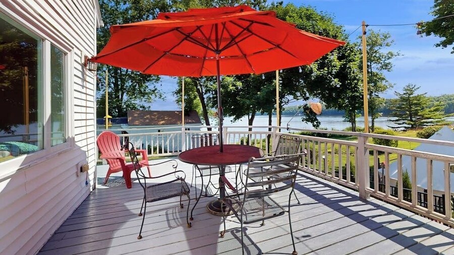 Charming Cape-style House With Panoramic River Views and Modern Amenities