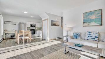 House, Multiple Beds, Patio (Ocean Breeze West Wind) | Interior