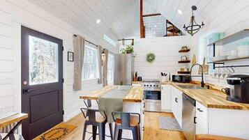 Cabin, Multiple Beds, Garden View (Bald Mountain Tiny House) | Private kitchen