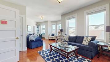 Apartment, Multiple Beds, Kitchen | Living area
