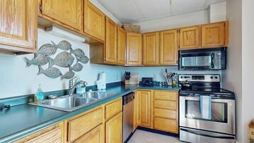 Apartment, Multiple Beds, Kitchen | Private kitchen