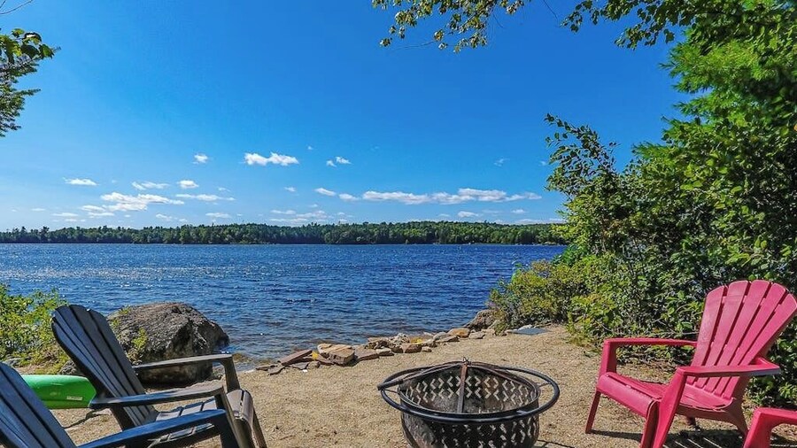 Quiet Lakefront Cottage With a Firepit, Private Beach, & two Kayaks