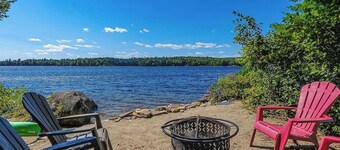 Quiet Lakefront Cottage With a Firepit, Private Beach, & two Kayaks