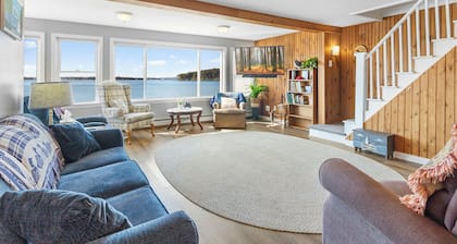 Cobbossee Hideaway, Lakefront Property With Dock for Swimming, Fishing, and Sunrises