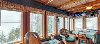 湖畔小屋，附私人船坡道、湖泊通道、環繞式門廊及火坑