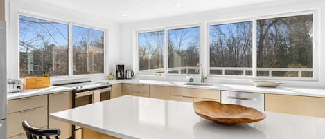 Maison, plusieurs lits (Sea Salt Escape|Modern 3Bdr St.George) | Cuisine privée