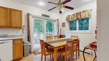 Cabin, Multiple Beds, Kitchen (Dogwood Cottage) | 3 bedrooms, individually decorated, individually furnished, bed sheets