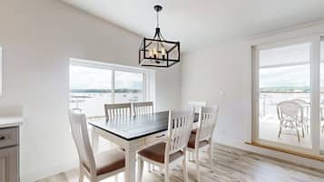 Condo, varias camas (Sunset Sanctuary - No Pets Allowed) | 2 habitaciones, decoración personalizada y muebles diferentes