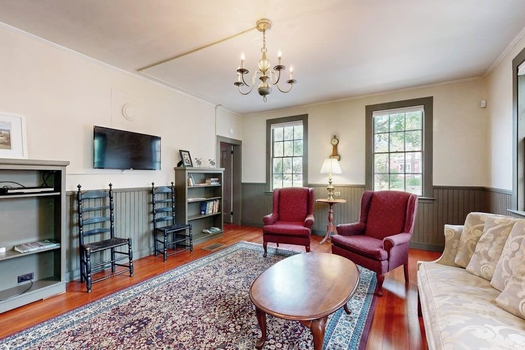 Casa, varias camas, cocina, vista al jardín (Nickels-Sortwell House) | Área de sala de estar