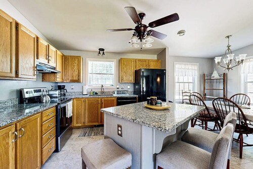 Charming Cottage Near the Beach With Balcony, Deck, Grill, Fireplace - Dogs OK
