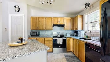 House, Multiple Beds (North Star) | Private kitchen