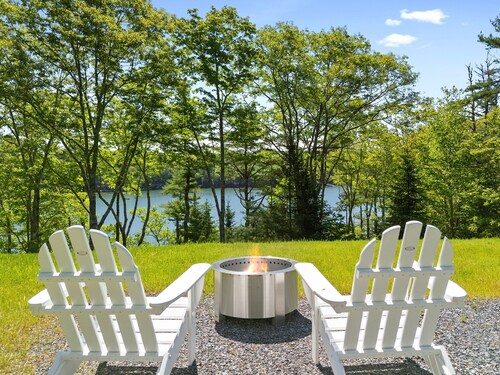 Charming Coastal Cottage With Deck, Grill, Firepit, and Jetted tub