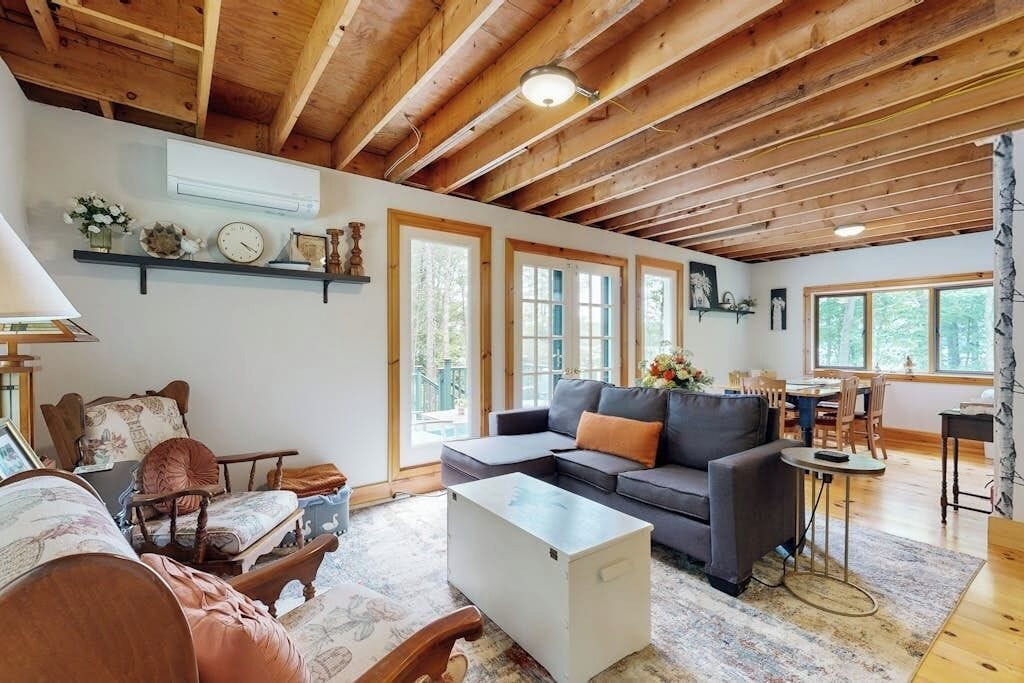 House, Multiple Beds (Loon's Cry on South Pond) | Living area