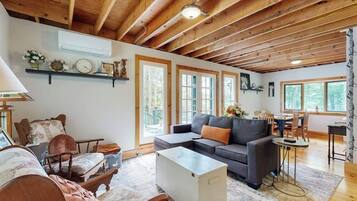 House, Multiple Beds (Loon's Cry on South Pond) | Living area