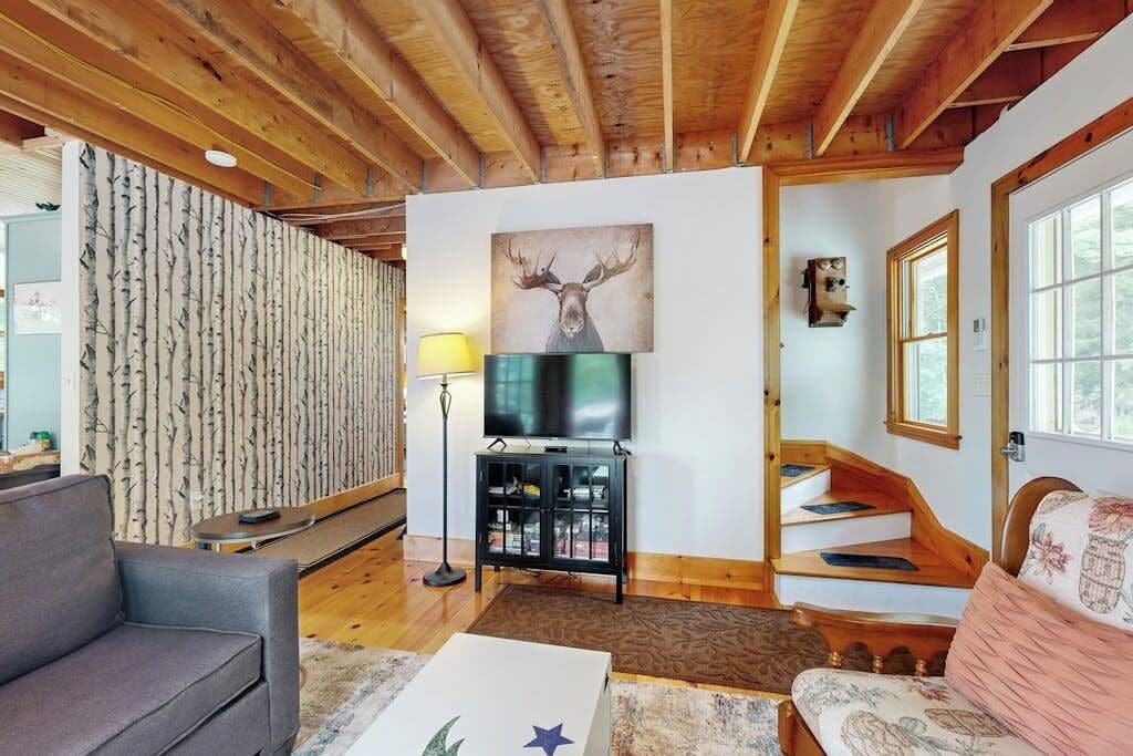 House, Multiple Beds (Loon's Cry on South Pond) | Living area
