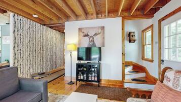 House, Multiple Beds (Loon's Cry on South Pond) | Living area