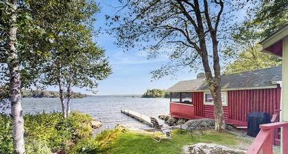 Secluded Lakefront Cottage Great Views, Dock & Boat Launch
