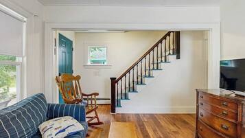 Cabin, Multiple Beds, Kitchen, Garden View (Norris Cottage) | Living area