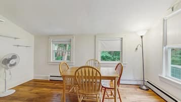 Cabin, Multiple Beds, Kitchen, Garden View (Norris Cottage) | 2 bedrooms, individually decorated, individually furnished, bed sheets