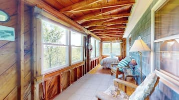 Cabin, Multiple Beds, Kitchen, Garden View (Lobster Tail Cottage) | 3 bedrooms, individually decorated, individually furnished, bed sheets