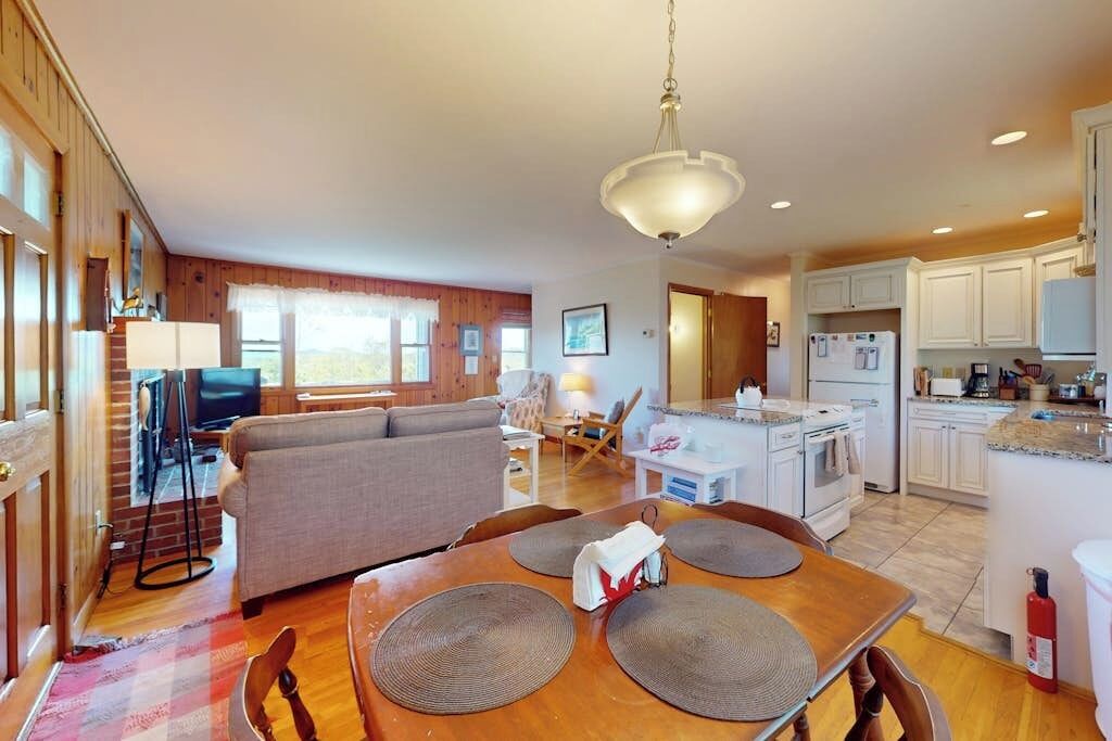 Cabin, Multiple Beds, Kitchen, Garden View (Lobster Tail Cottage) | Living area