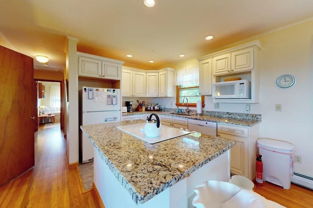 Cabin, Multiple Beds, Kitchen, Garden View (Lobster Tail Cottage) | Private kitchen