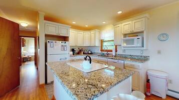 Cabin, Multiple Beds, Kitchen, Garden View (Lobster Tail Cottage) | Private kitchen