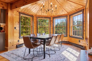 Cabin, nhiều giường, bếp (Beaver Run Cabin) | Khu ăn uống
