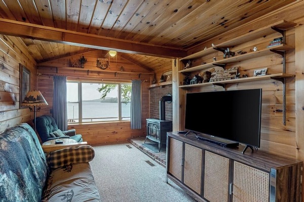 Cabin, Multiple Beds, Balcony (Lakefront Cabin #1) | Living area