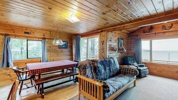 Chalet rustique, Plusieurs lits, balcon (Lakefront Cabin #1) | Aire de séjour