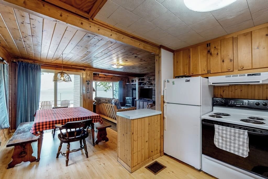 Cabin, Multiple Beds, Balcony (Lakefront Cabin #1) | Private kitchen