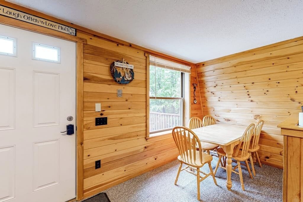 Appartement, Plusieurs lits, foyer (Lakeview Duplex-Combo Cabin #2 and #3) | 4 chambres, décor unique, ameublement unique, literie fournie