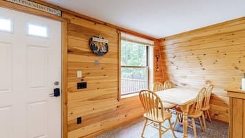 Appartement, Plusieurs lits, foyer (Lakeview Duplex-Combo Cabin #2 and #3) | 4 chambres, décor unique, ameublement unique, literie fournie
