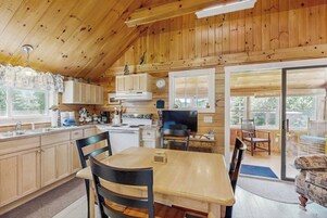Cabin, Multiple Beds, Kitchen (K2 Cottage) | Private kitchen