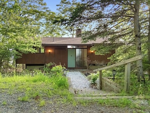 Exterior - Beautiful Hidden Waterfront Retreat With Rocky Beach (East Boothbay)